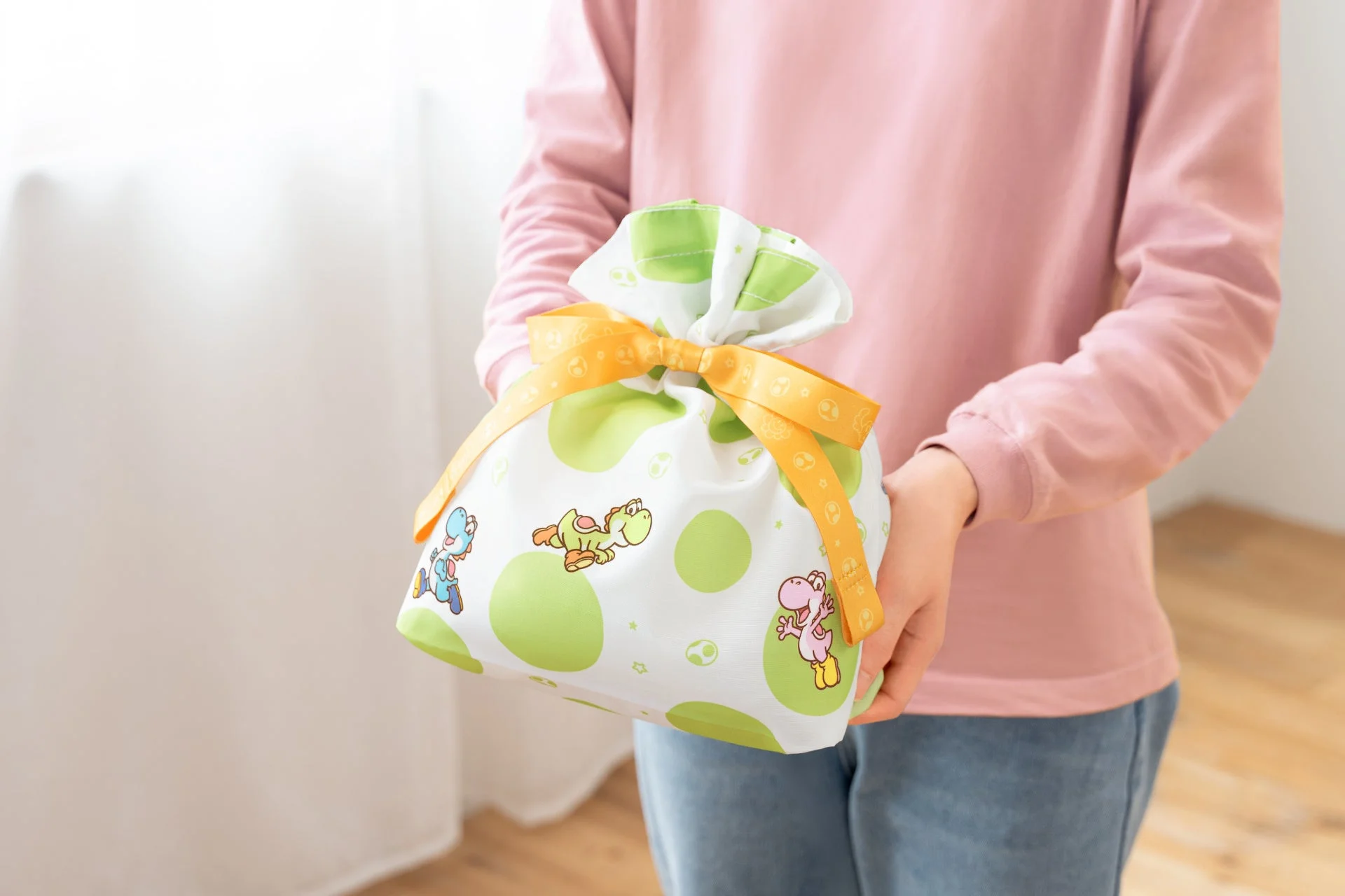 ラッピングとして使用するSサイズエコバッグ