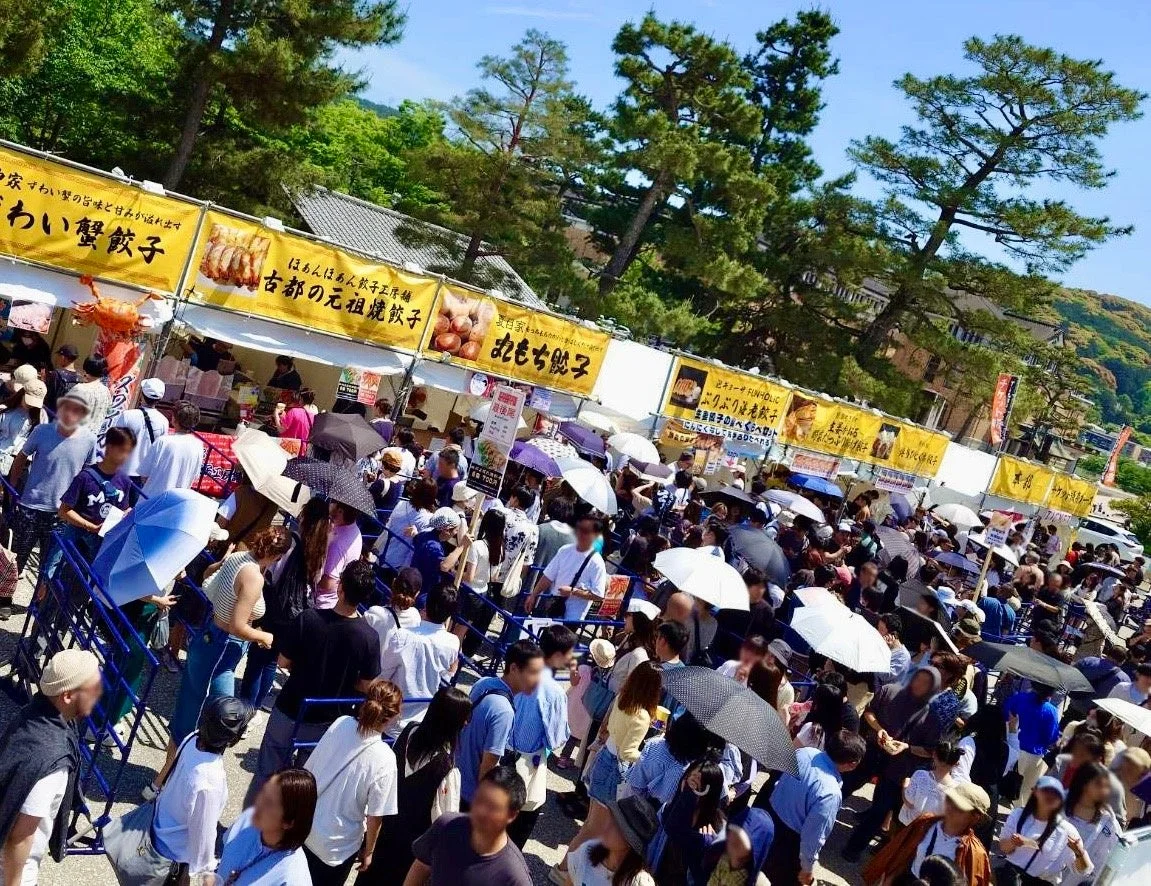 多くの人で賑わう屋外フードイベントの様子
