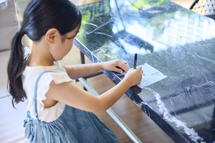女の子が手紙を書いている