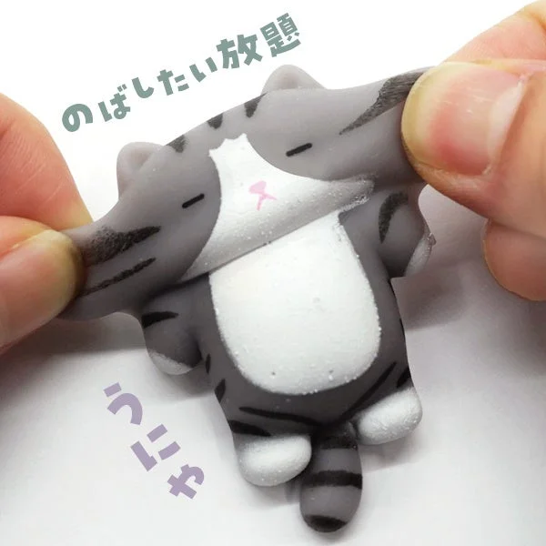 伸びる猫