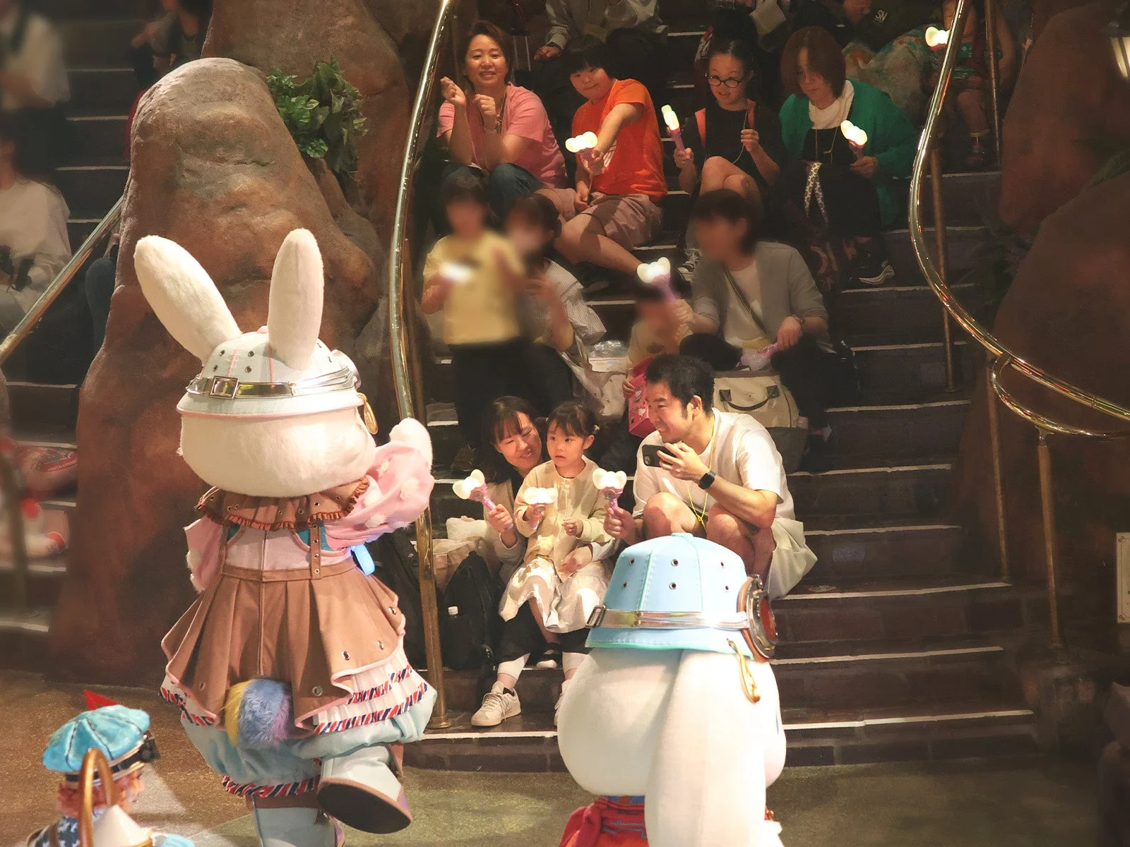 テーマパークでキャラクターが観客にパフォーマンス