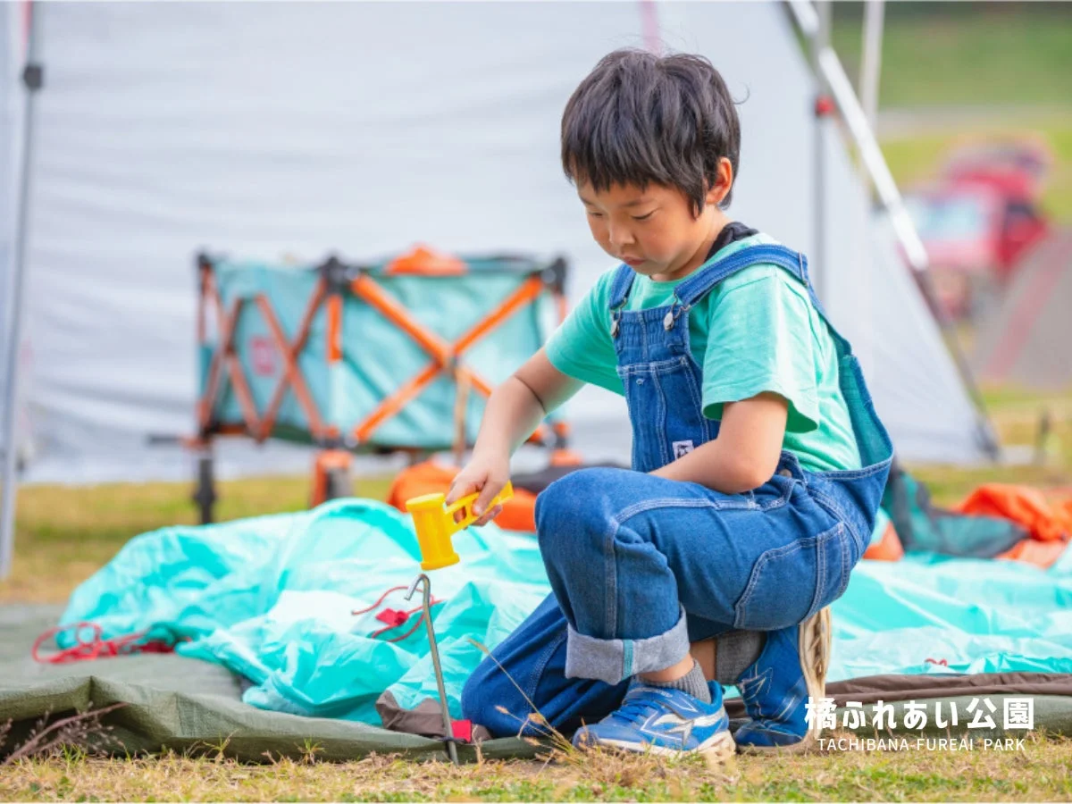 テント設営をする子ども