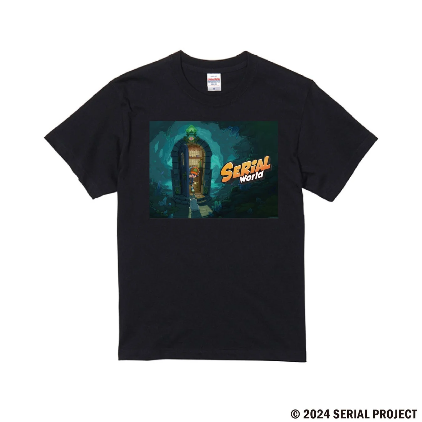 黒いTシャツに「SERIAL World」のグラフィックがプリントされています