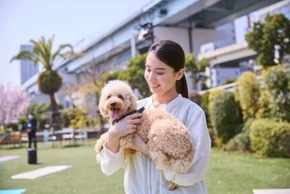 女性と犬