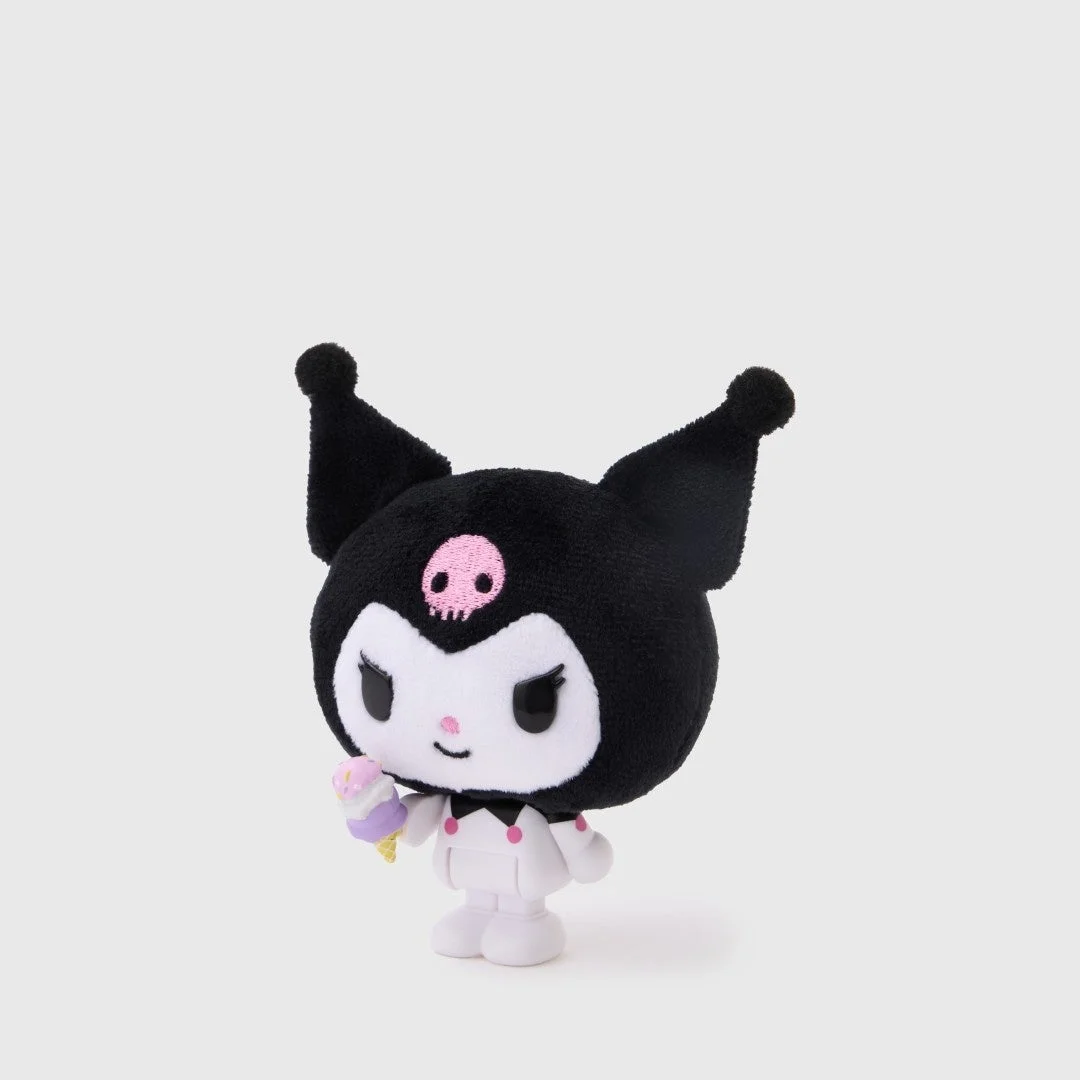 サンリオの人気キャラクター「クロミ」の可愛らしいフィギュアです。黒い頭巾にピンクのドクロマークがあり、白い衣装を身につけ、小さなアイスクリームコーンを持っています。シンプルな背景で、商品の魅力が引き立つ一枚です。