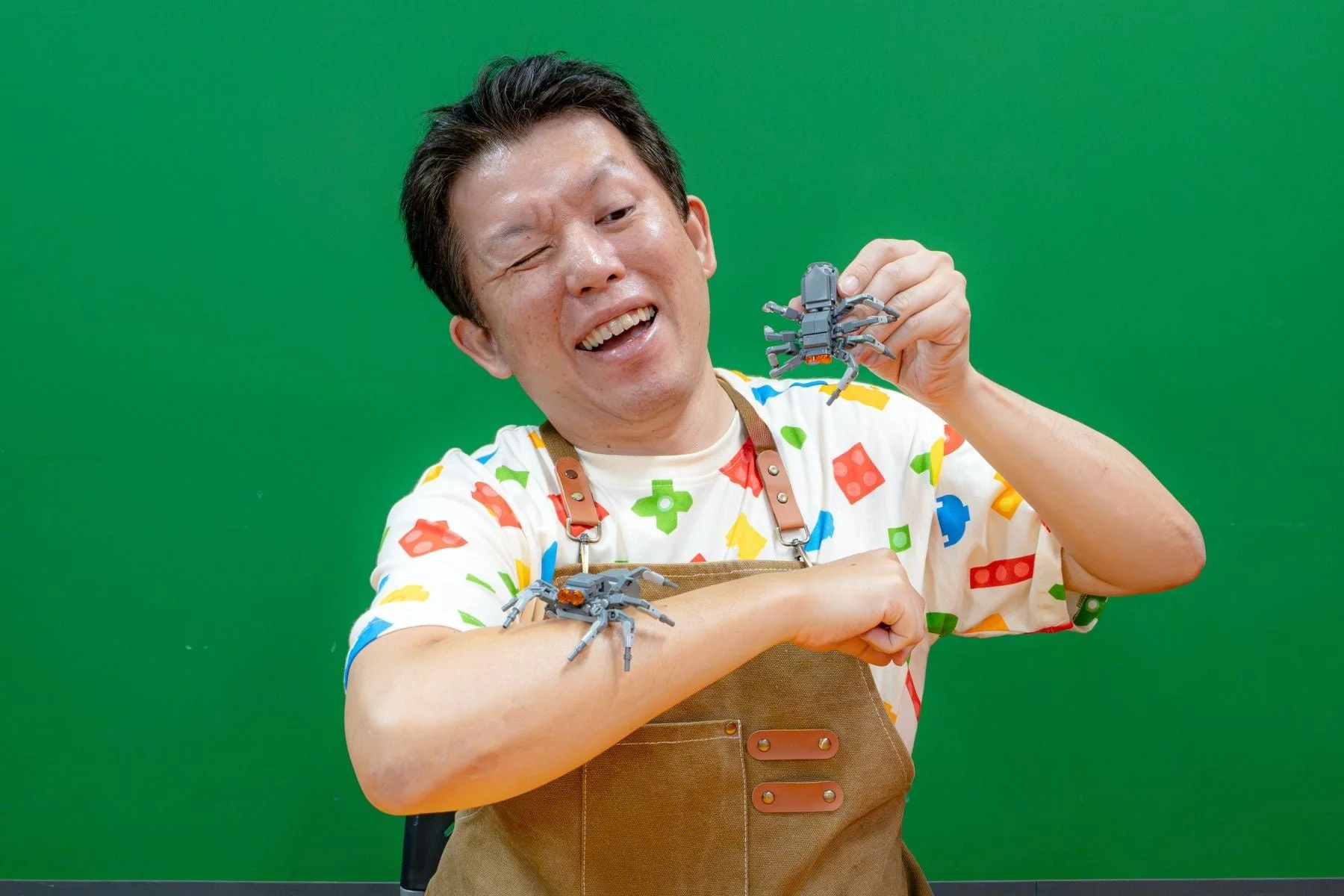 モデルビルダー二階堂満氏とクモ型レゴ