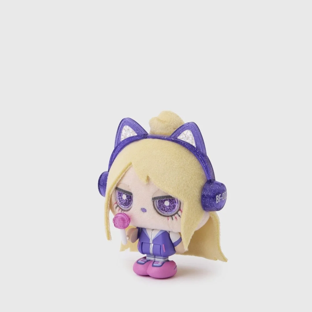 金髪で紫の猫耳ヘッドホンを付けたドールが、紫の服を着てロリポップを持っている。キラキラした紫の瞳が特徴的で、シンプルな背景に立っている。