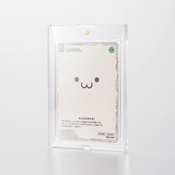 透明な保護ケースに収められたかわいいキャラクターカード