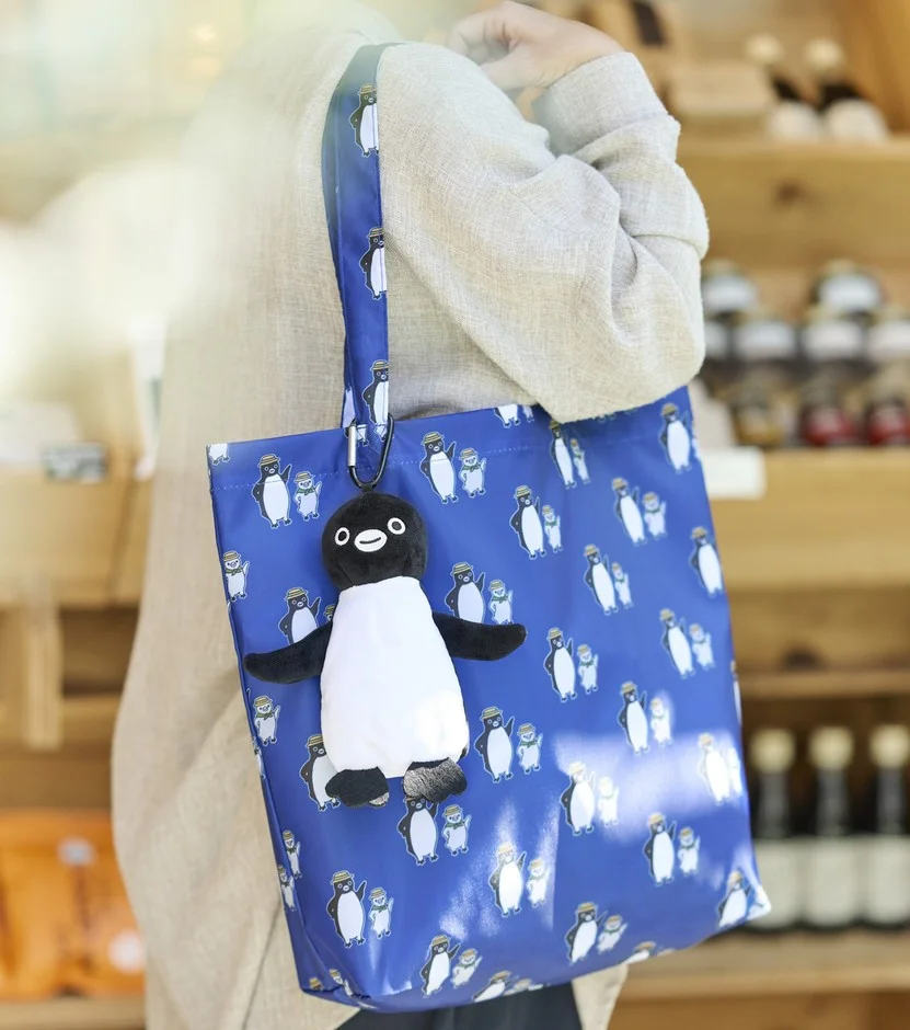 笑顔のペンギンのぬいぐるみとネイビーのエコバッグ