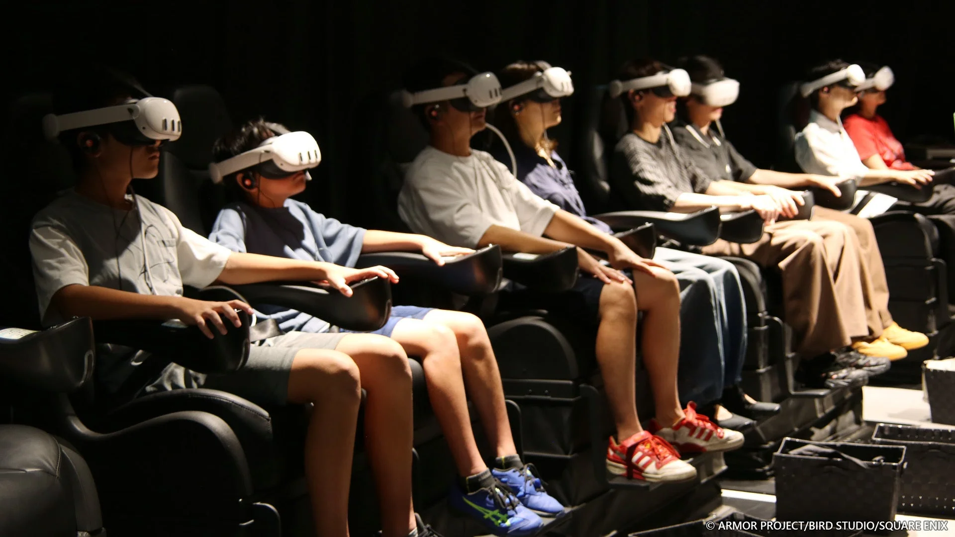 VRヘッドセットを装着して体験を楽しむ人々