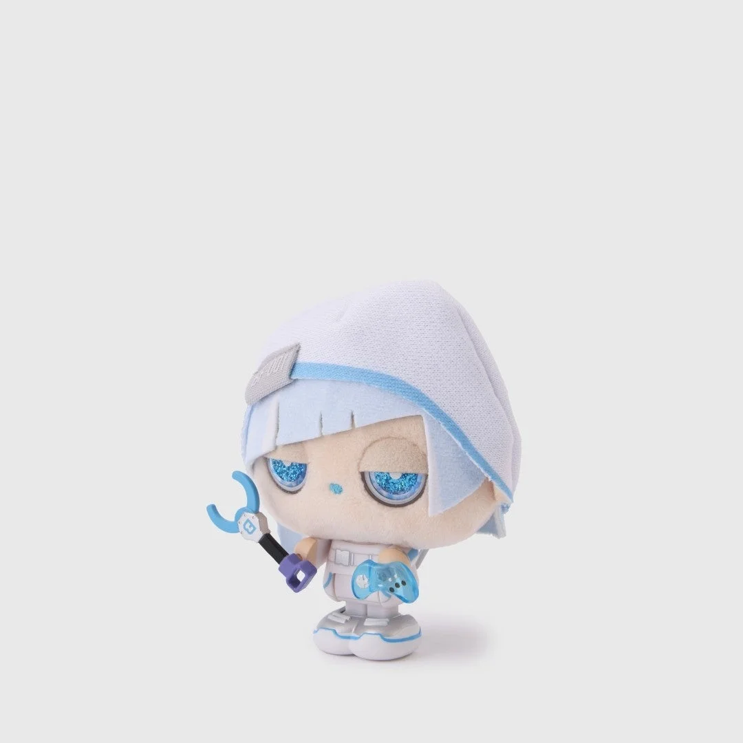 白いフードと青い髪の毛が特徴的な、目元がキラキラしたキャラクターのぬいぐるみです。片手にはゲームコントローラー、もう片手には工具のようなものを持っています。