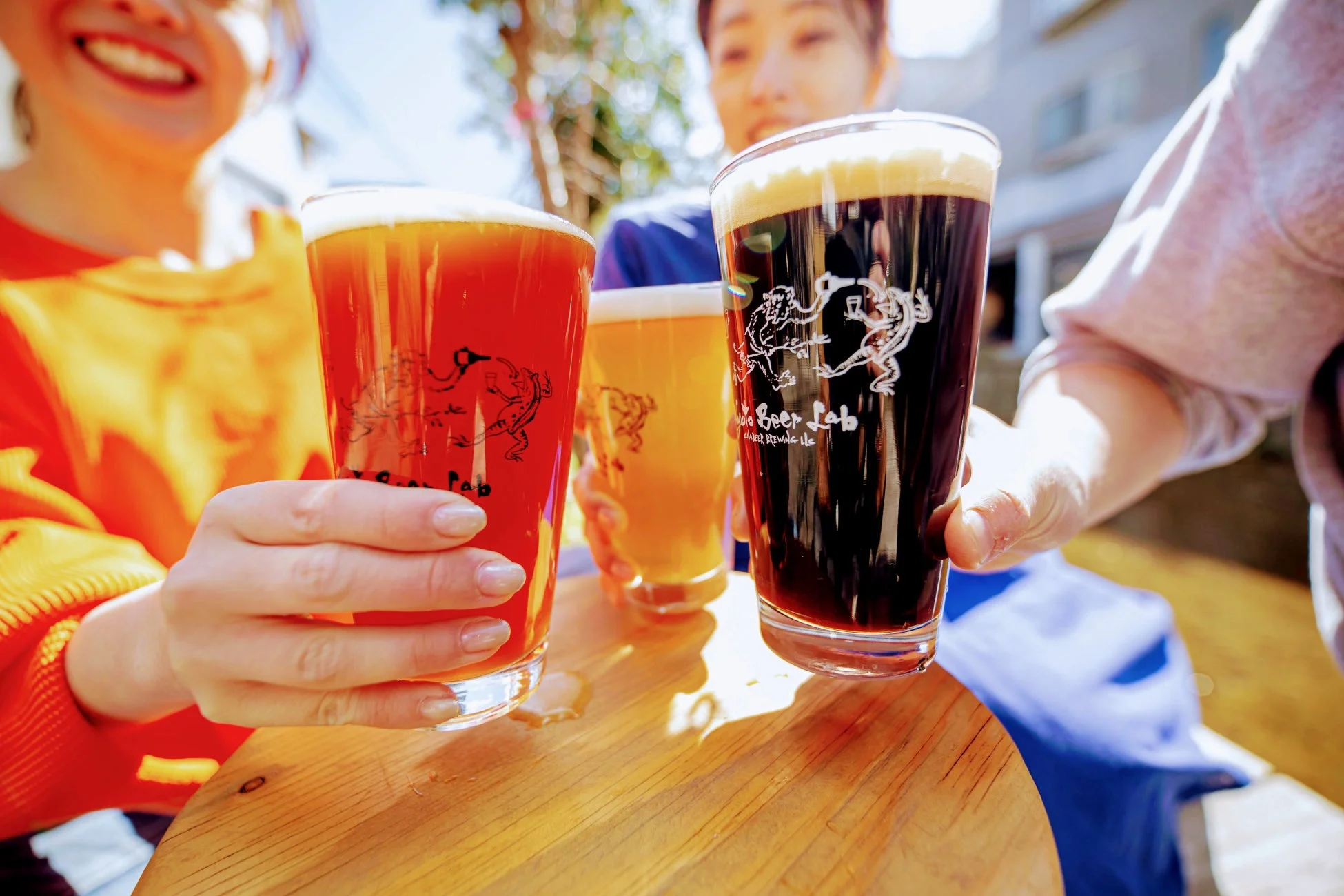 屋外でクラフトビールを楽しむ人々